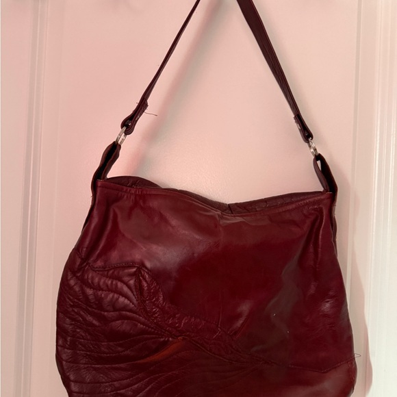 Elegant Burgundy Handmade Leather Shoulder Bag - Picture 3 of 7